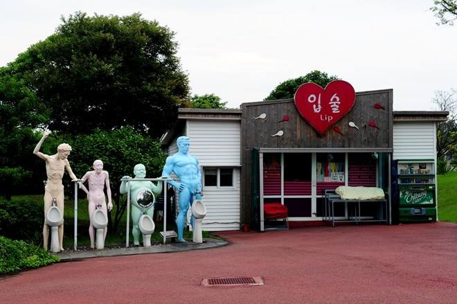 Лав ленд в корее фото. Лав Лэнд в Южной Корее. Лав Лэнд (Jeju Loveland). Jeju Loveland (in Jeju City). Остров Чеджу парк клиторный велосипед.